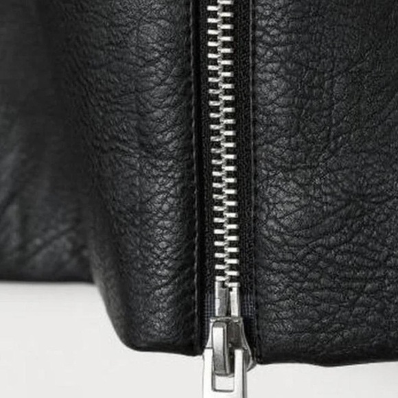 H&M divided faux leather mini skirt with 2 way front zipper, size 0 - Picture 3 of 5